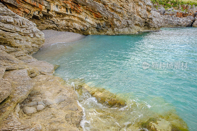 Cala Marinella位于意大利西西里岛西北部的自然保护区，绵延约7公里的原始海岸线。